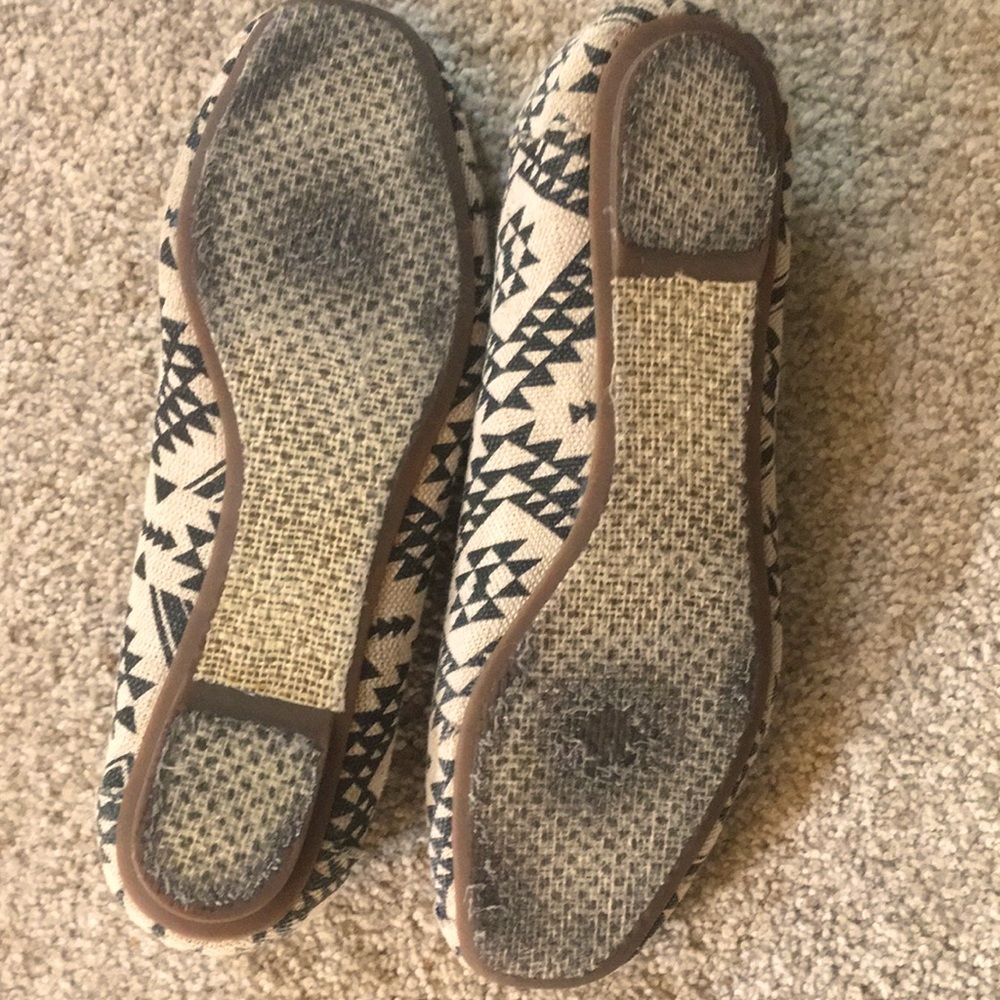TOMS Tribal/Aztec Patterned Flats - Picture 7 of 9